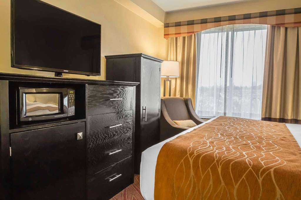 Comfort Inn & Suites LaGuardia Airport | 60-30 Maurice Ave, Maspeth, NY 11378, USA | Phone: (718) 457-5555