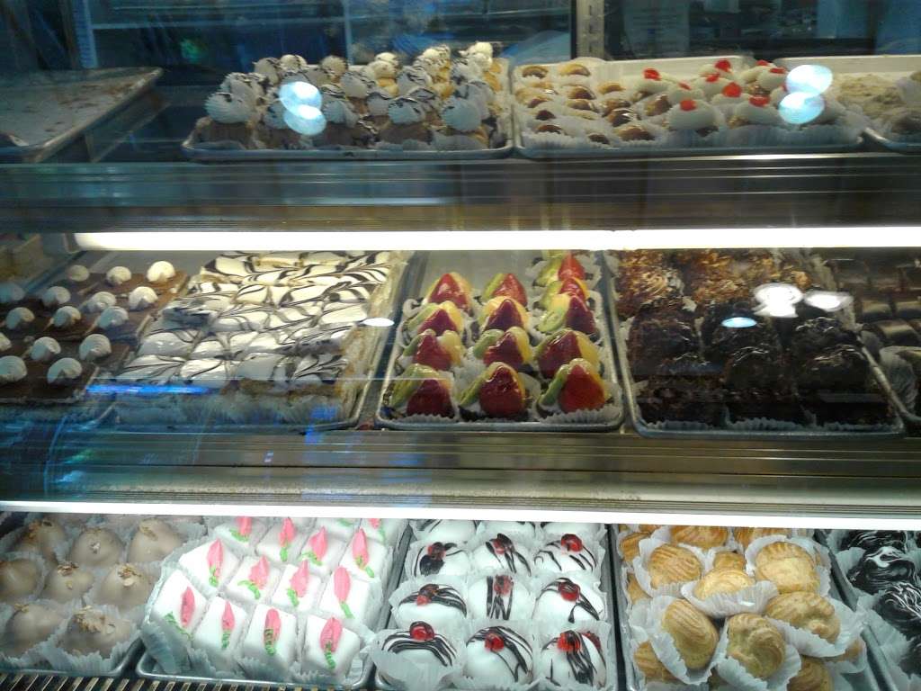 Michaels Pastry Shop | 2923 Avenue R, Brooklyn, NY 11229, USA | Phone: (718) 376-9200