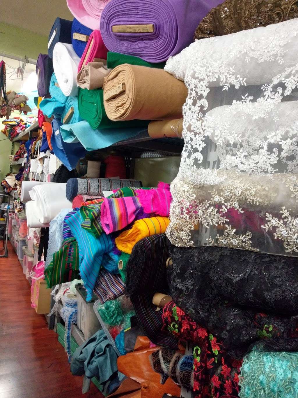 La Amiga Fabrics | 1605 W 1st St, Santa Ana, CA 92703, USA | Phone: (714) 667-0590