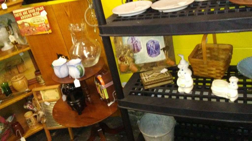 Running Rabbit Antiques and General Store | 509 Fairground Ave, Higginsville, MO 64037, USA | Phone: (660) 584-8818