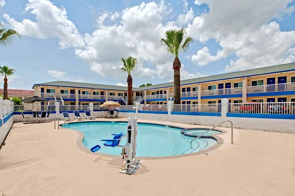 Days Inn by Wyndham Baytown Garth Road I10 East | 5021 East Fwy, Baytown, TX 77521, USA | Phone: (281) 839-2107