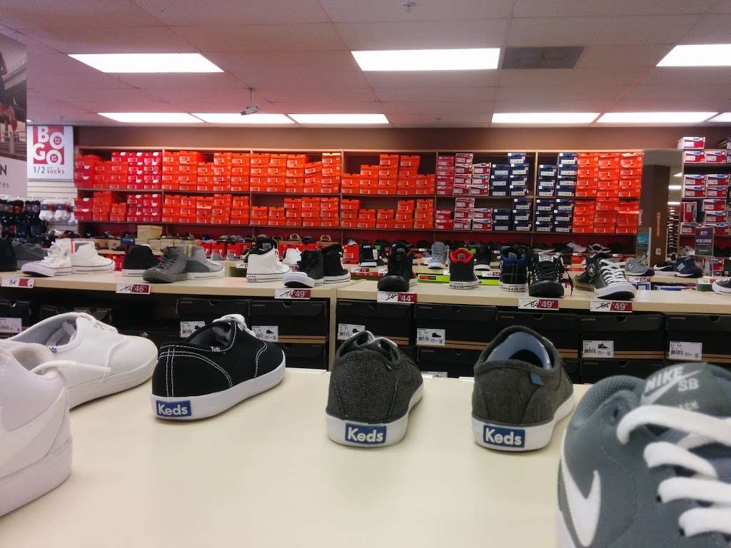 Famous Footwear Outlet | 690 Ventura Blvd #134, Camarillo, CA 93010, USA | Phone: (805) 465-4650