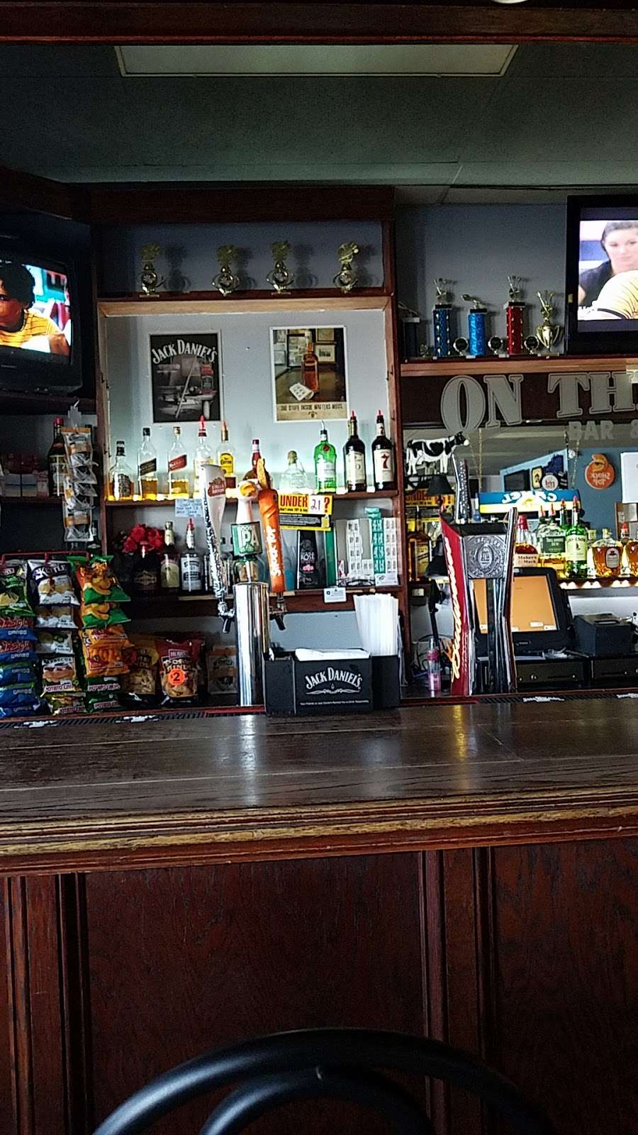 On The Rocks Bar | 776 S Old Baltimore Pike, Newark, DE 19702, USA | Phone: (302) 355-0909