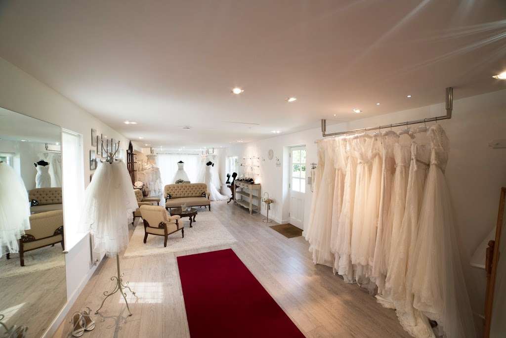 The White Wedding House | Hou Hatch, Weald Rd, Brentwood, Essex CM14 5QU, UK | Phone: 01277 280575