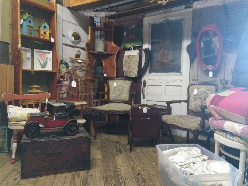 Antique Mall | 39013 S Central Ave, Umatilla, FL 32784, USA