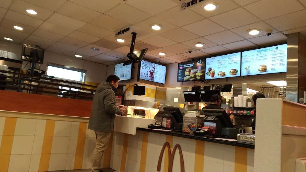 McDonalds | 13811 20th Ave, College Point, NY 11356, USA | Phone: (718) 358-1177