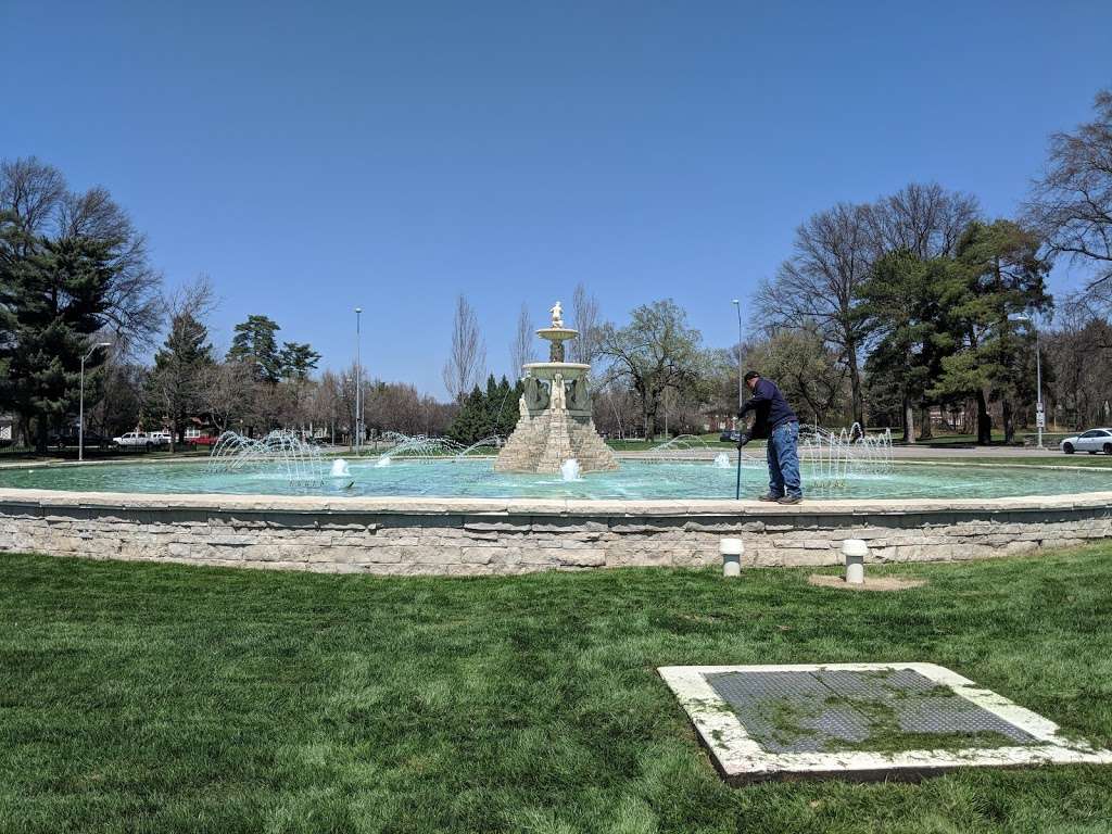 Meyer Circle Fountain | W Meyer Blvd, Kansas City, MO 64113, USA