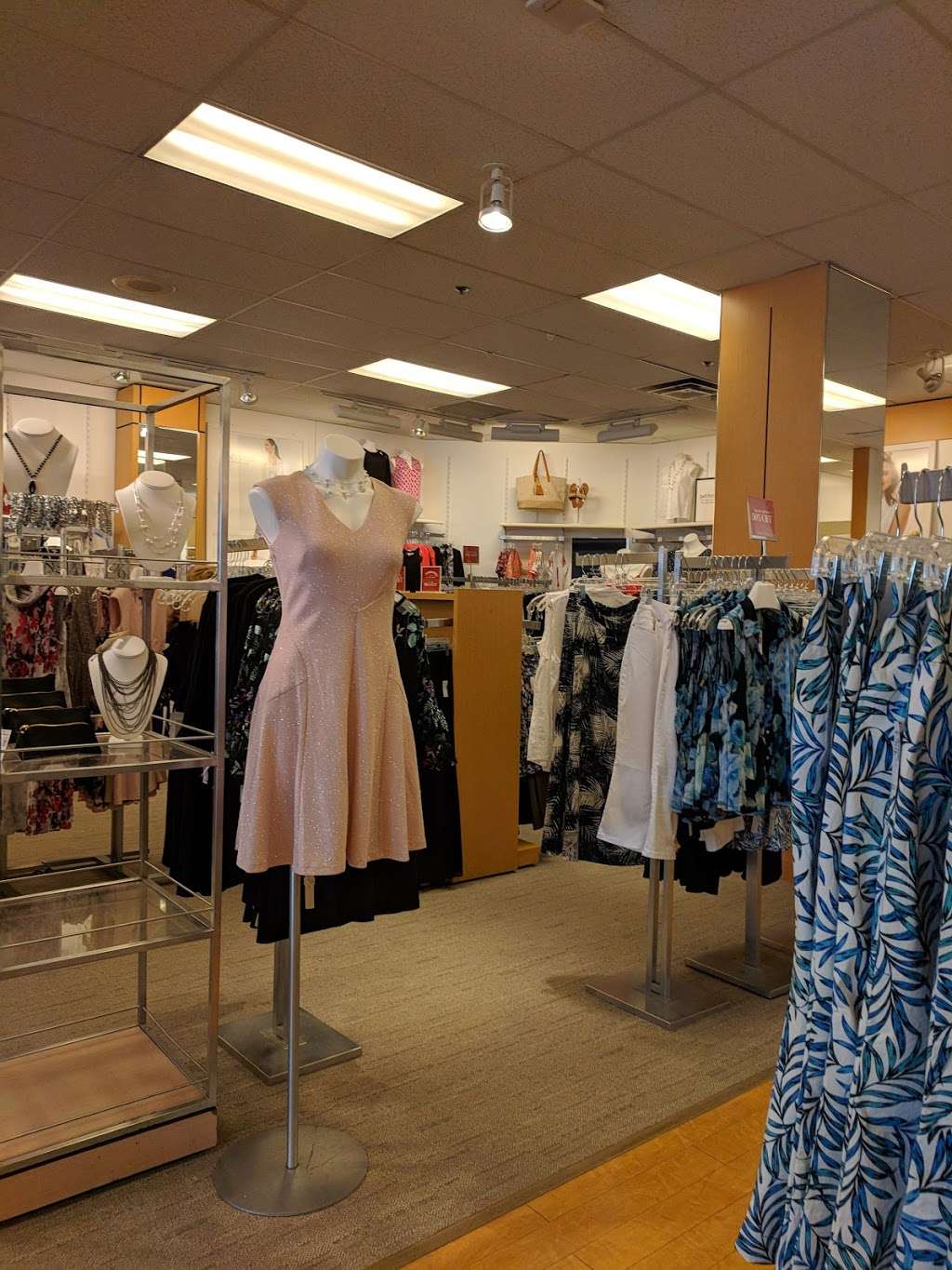 dressbarn | 513 River Rd, Edgewater, NJ 07020, USA | Phone: (201) 943-5885