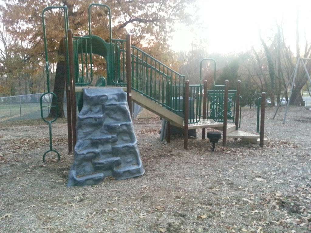 Captains Cove Neighborhood Park | 13306 Warburton Dr, Fort Washington, MD 20744, USA