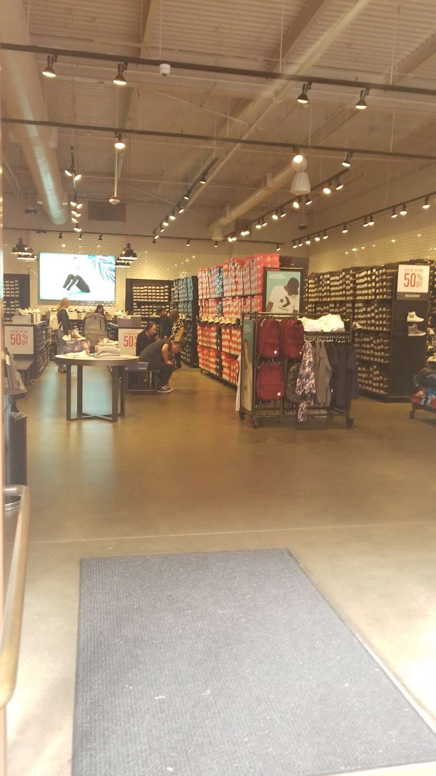 Converse Store | 100 Citadel Dr Suite 579, Commerce, CA 90040, USA | Phone: (323) 727-9142