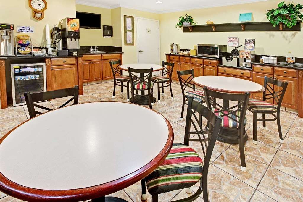 Days Inn by Wyndham Baytown Garth Road I10 East | 5021 East Fwy, Baytown, TX 77521, USA | Phone: (281) 839-2107