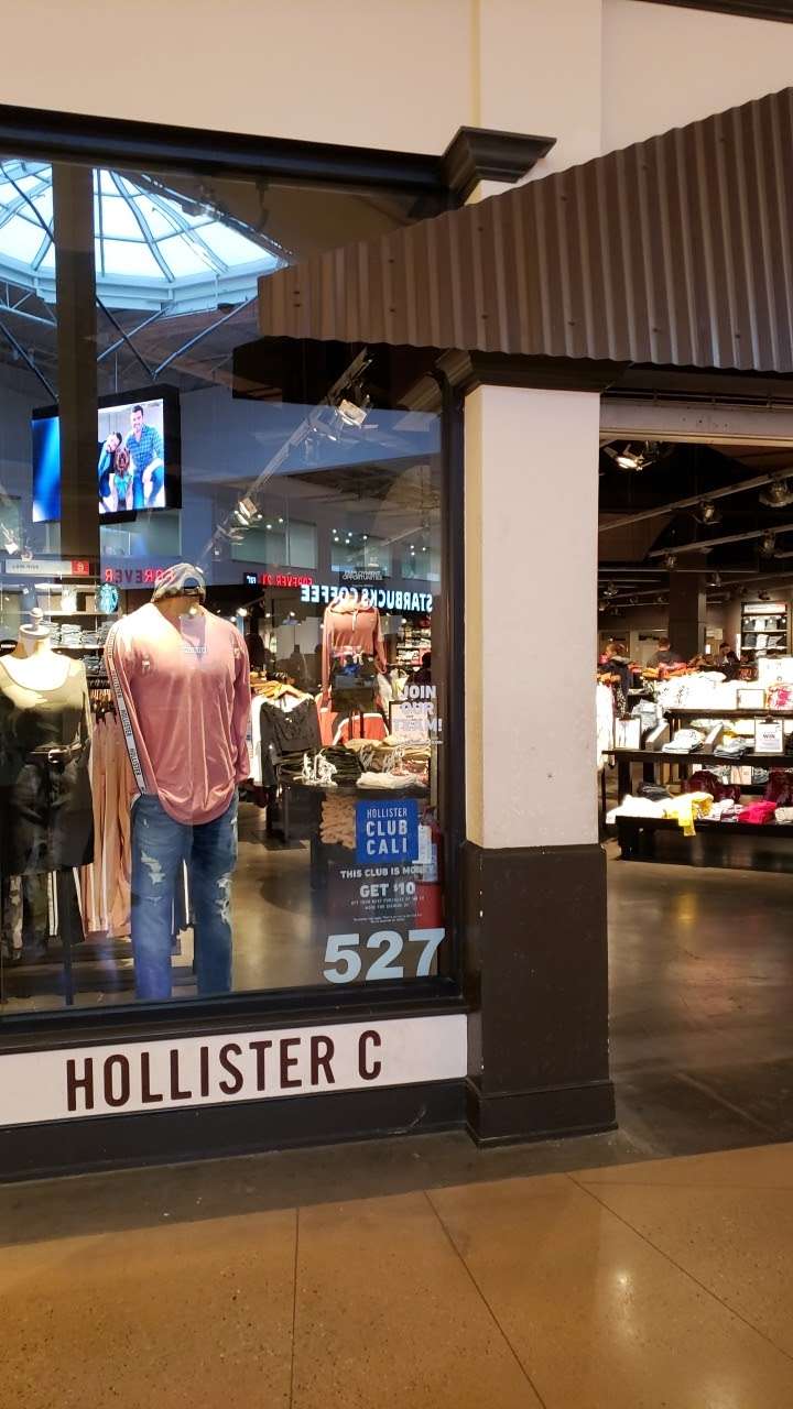 Hollister Co. Outlet | 3000 Grapevine Mills Pkwy, Grapevine, TX 76051, USA | Phone: (972) 874-2200