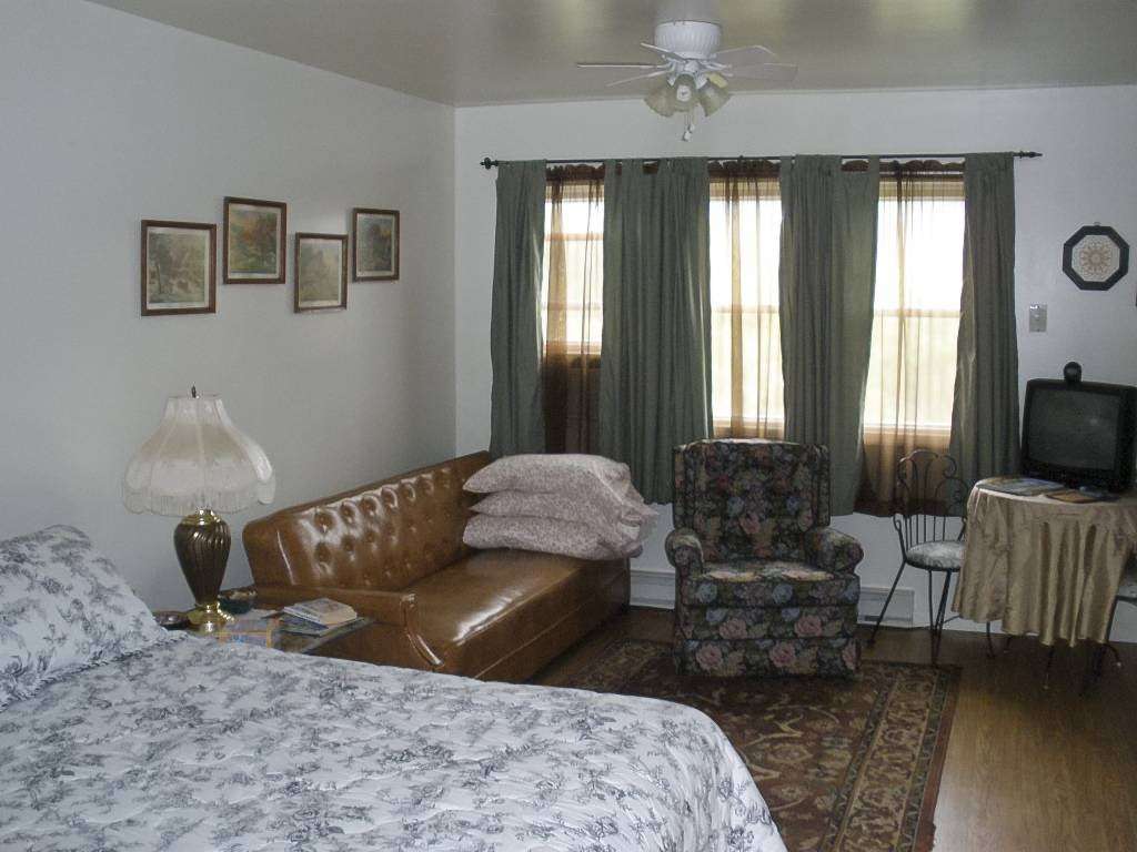 Fort Loudon Inn Motel & Apartments | 13703 Main St, Fort Loudon, PA 17224, USA