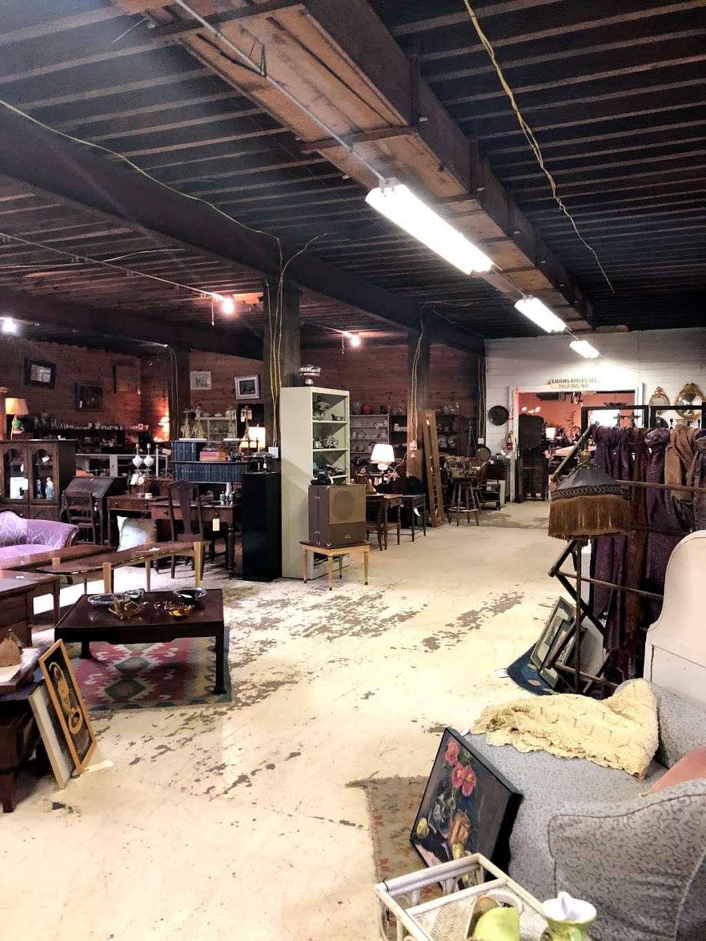 Copper Fox Antiques | 7 River Ln, Sperryville, VA 22740, USA | Phone: (540) 987-8800