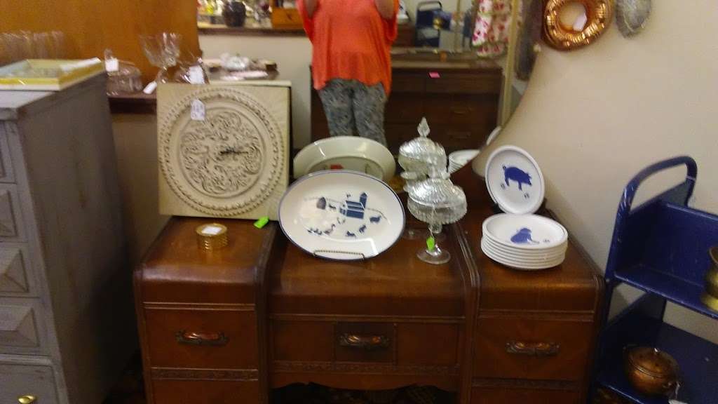 B&B Antique and Artisan Mall | 3209 W Franklin Blvd, Gastonia, NC 28052, USA | Phone: (704) 867-1207