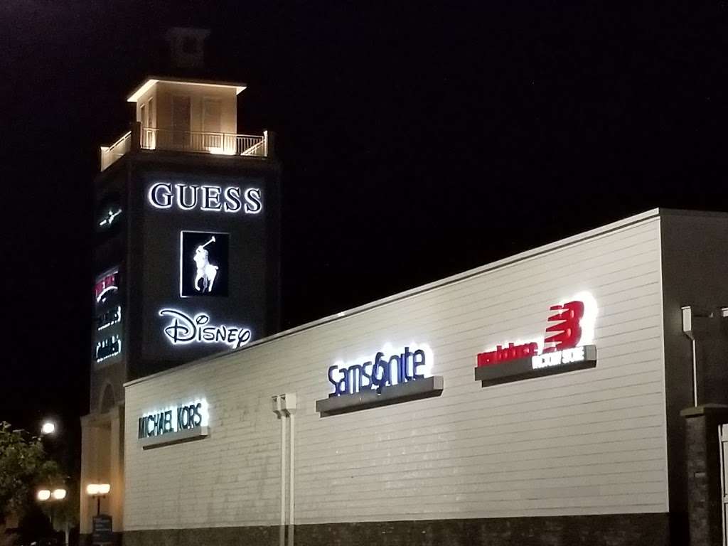 GUESS Factory | 80 Premium Outlets Blvd Ste 329, Merrimack, NH 03054, USA | Phone: (603) 424-7241
