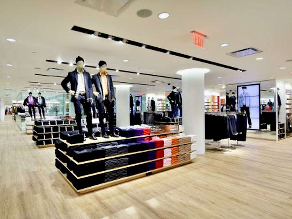 UNIQLO Garden State Plaza | 1 Garden State Plaza, Paramus, NJ 07652, USA | Phone: (877) 486-4756