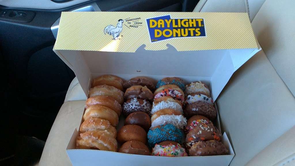 Daylight Donuts | 619 E Front St, Bonner Springs, KS 66012, USA | Phone: (913) 667-3313