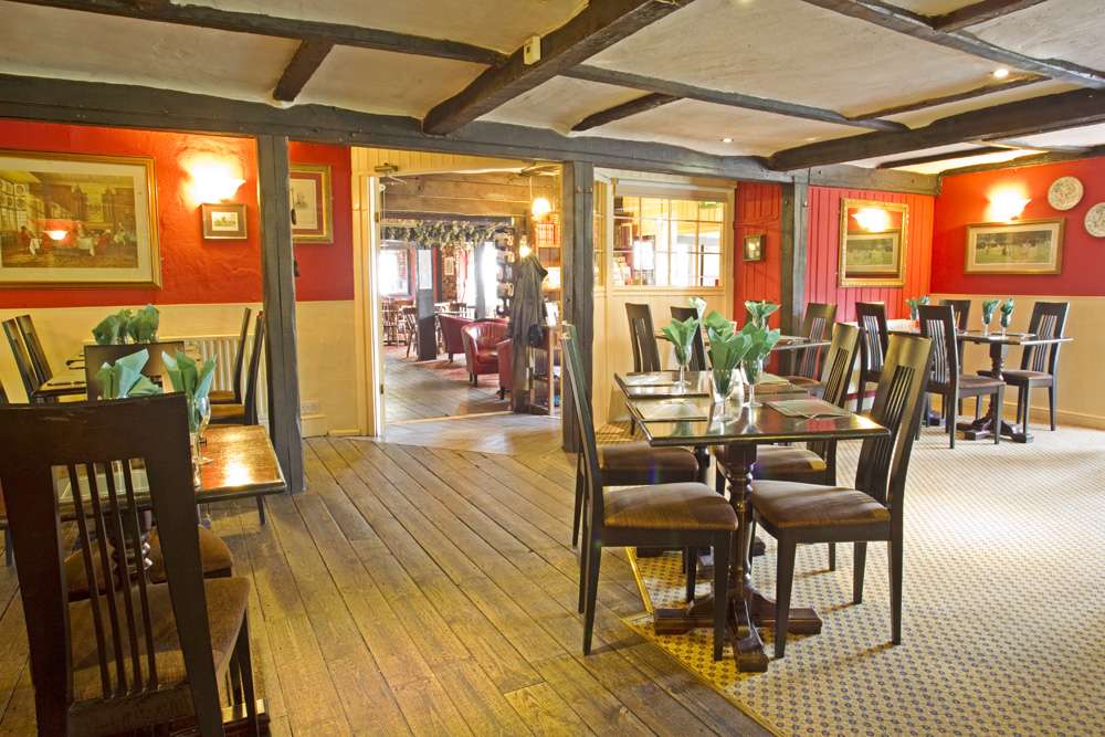 Camden Arms Hotel | 1 High St, Pembury, Tunbridge Wells TN2 4PH, UK | Phone: 01892 822012