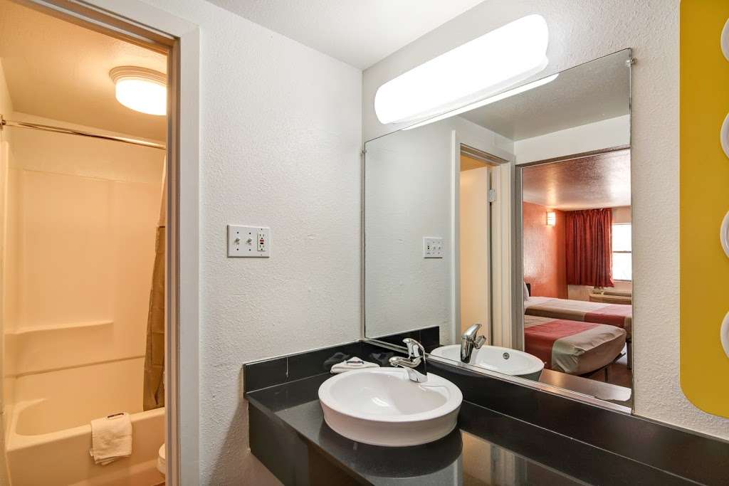 Motel 6 Dallas - Galleria | 2660 Forest Ln, Dallas, TX 75234, USA | Phone: (972) 484-9111