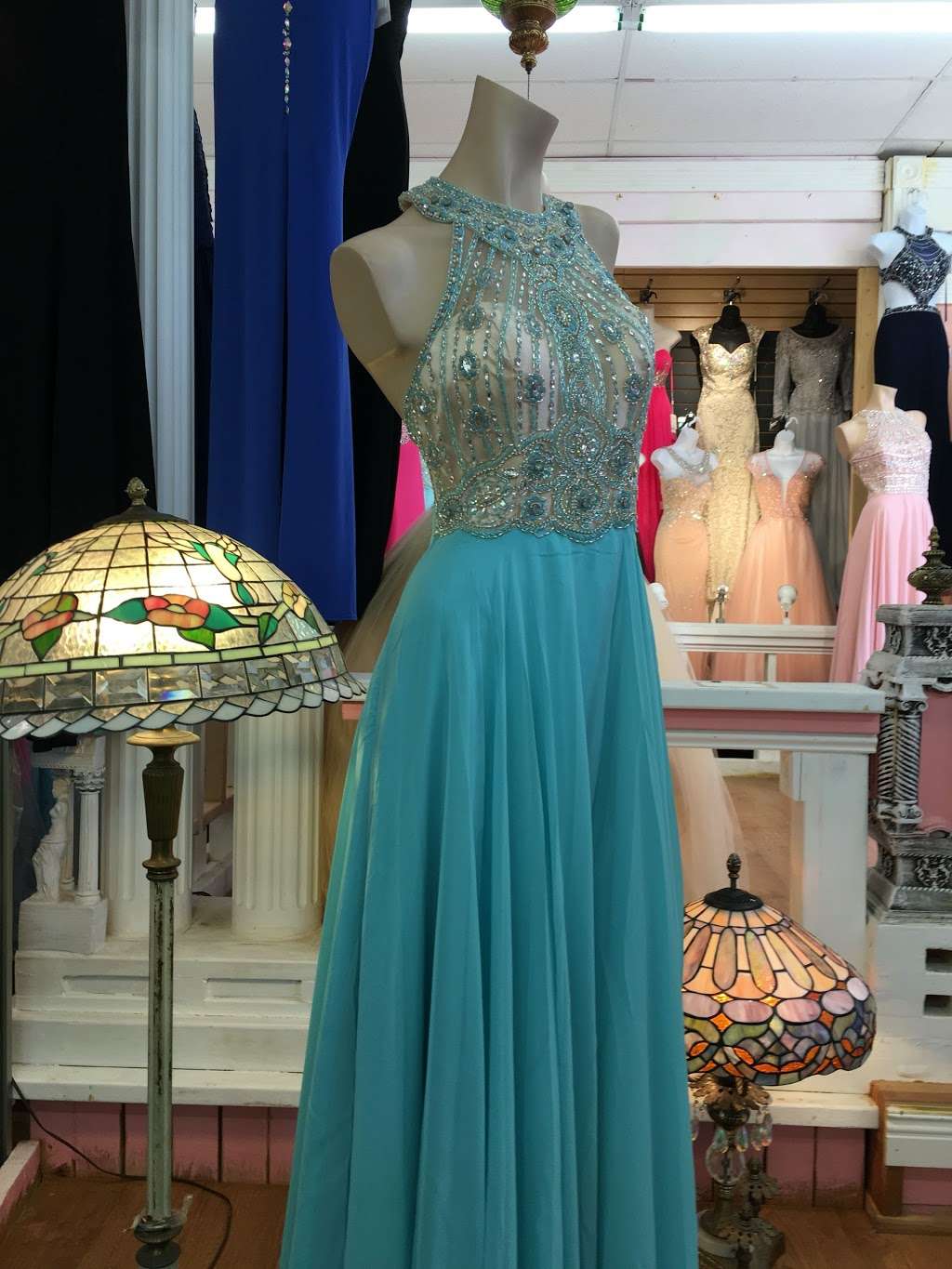 L.A. Fashion Mart | 4040 W Belmont Ave, Chicago, IL 60641, USA | Phone: (773) 286-1182