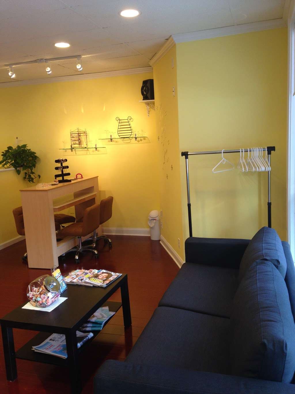 Blue Nail Reflexology Spa | 71 S Main St, Newtown, CT 06470, USA | Phone: (203) 491-2313