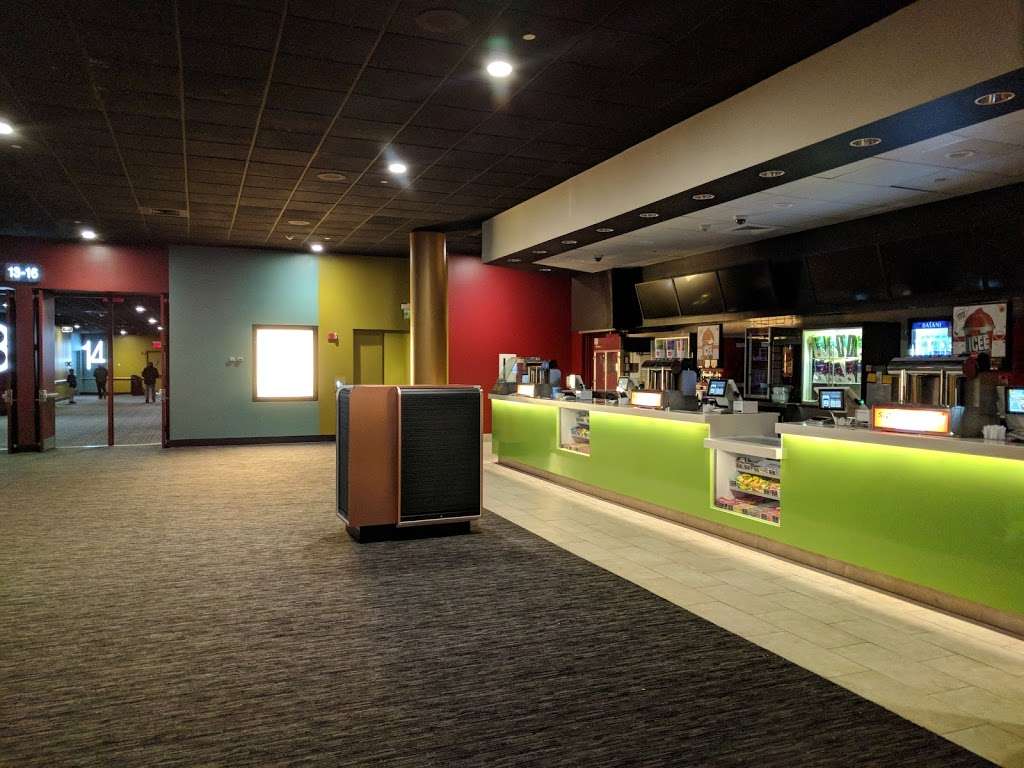 Showcase Cinema de Lux Randolph | 73 Mazzeo Dr, Randolph, MA 02368, USA | Phone: (800) 315-4000