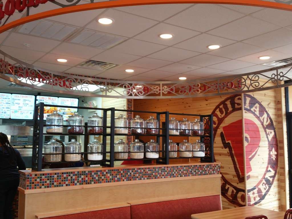 Popeyes Louisiana Kitchen | 630 S R L Thornton Freeway Service Rd, Dallas, TX 75203, USA | Phone: (214) 941-0715