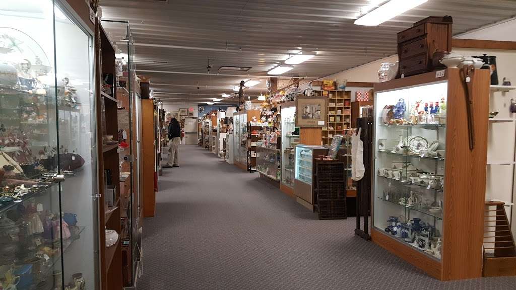 Gurnee Antique Market | 5742 Northridge Dr, Gurnee, IL 60031, USA | Phone: (847) 782-9094