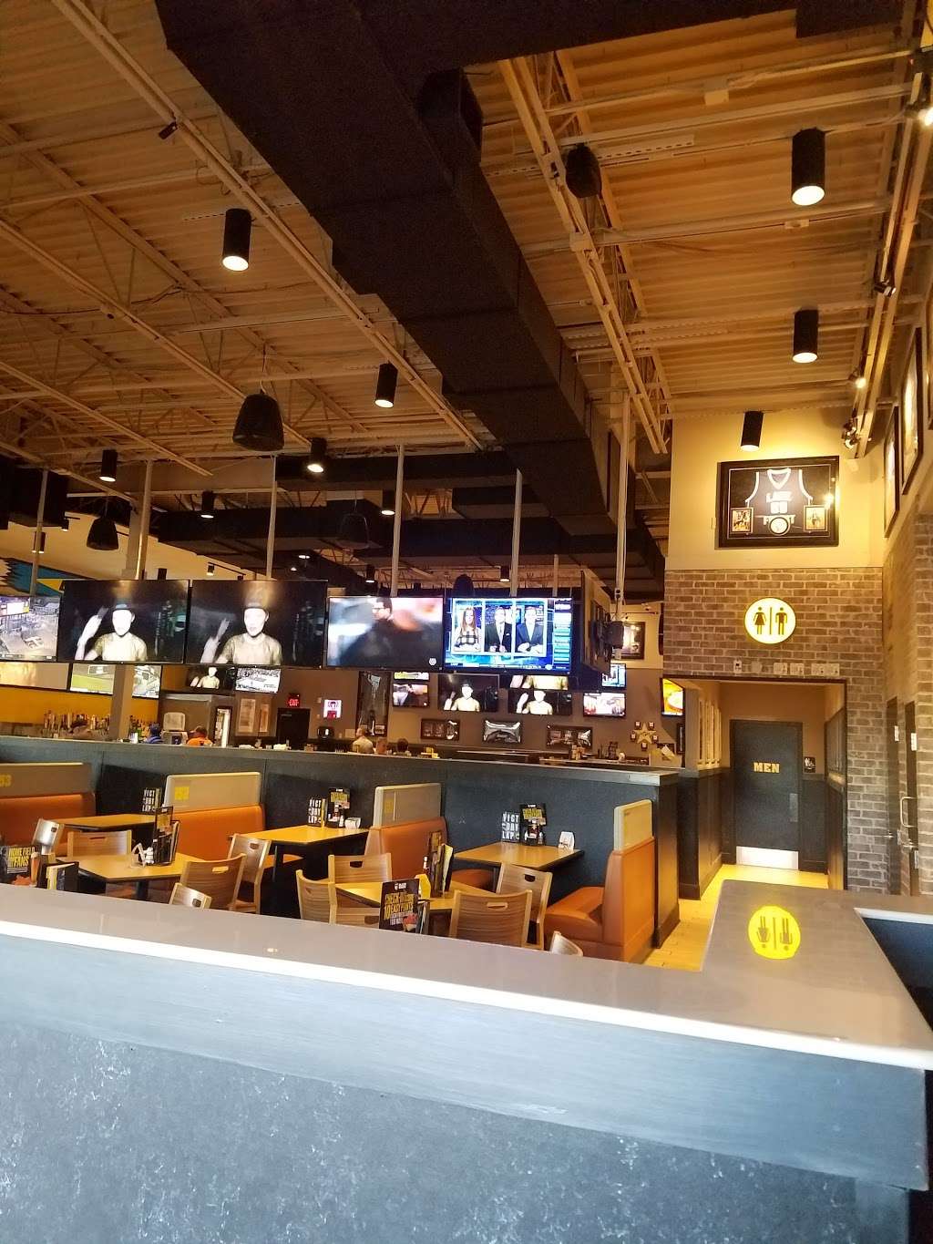 Buffalo Wild Wings | 680 S Bay Rd, Dover, DE 19901, USA | Phone: (302) 346-9464