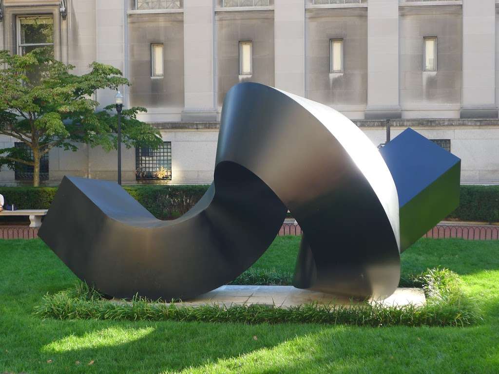 Clement Meadmore - The Curl | 3022 Broadway, New York, NY 10027, USA