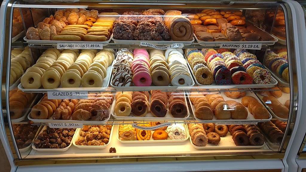 Hole In One Donuts | 2076 E Edgewood Dr, Lakeland, FL 33803, USA | Phone: (863) 665-8385