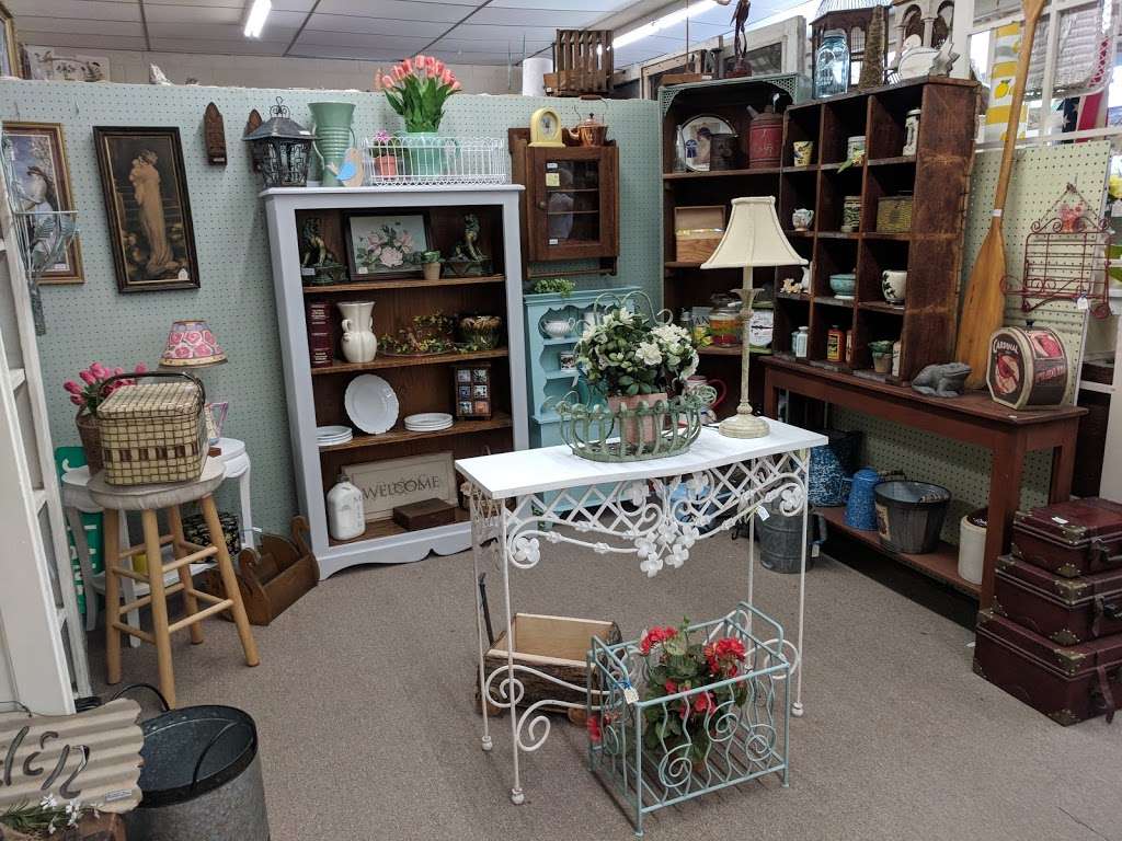 Antiques of Winfield | 27W461 Beecher Ave, Winfield, IL 60190, USA | Phone: (630) 665-2525