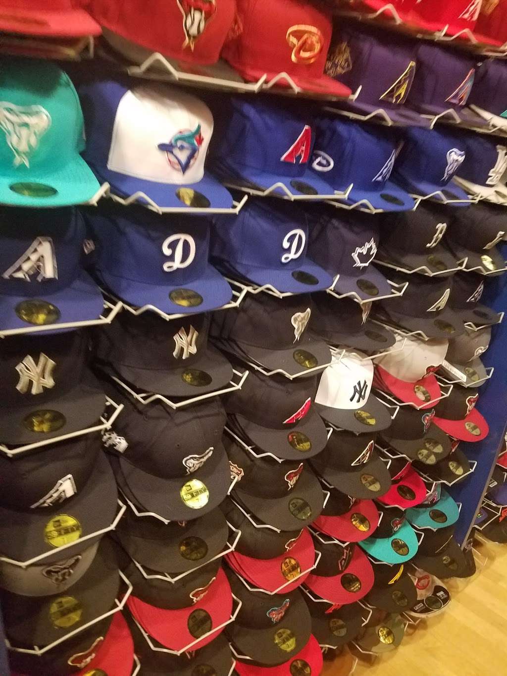 Lids | 2000 E Rio Salado Pkwy SP-C4, Tempe, AZ 85281, USA | Phone: (480) 303-0526