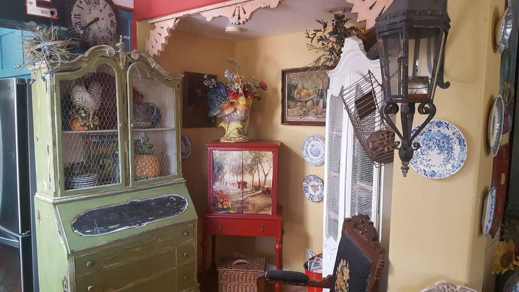Favorite Finds Antiques and Home Decor | El Paisano Dr, Fallbrook, CA 92028, USA