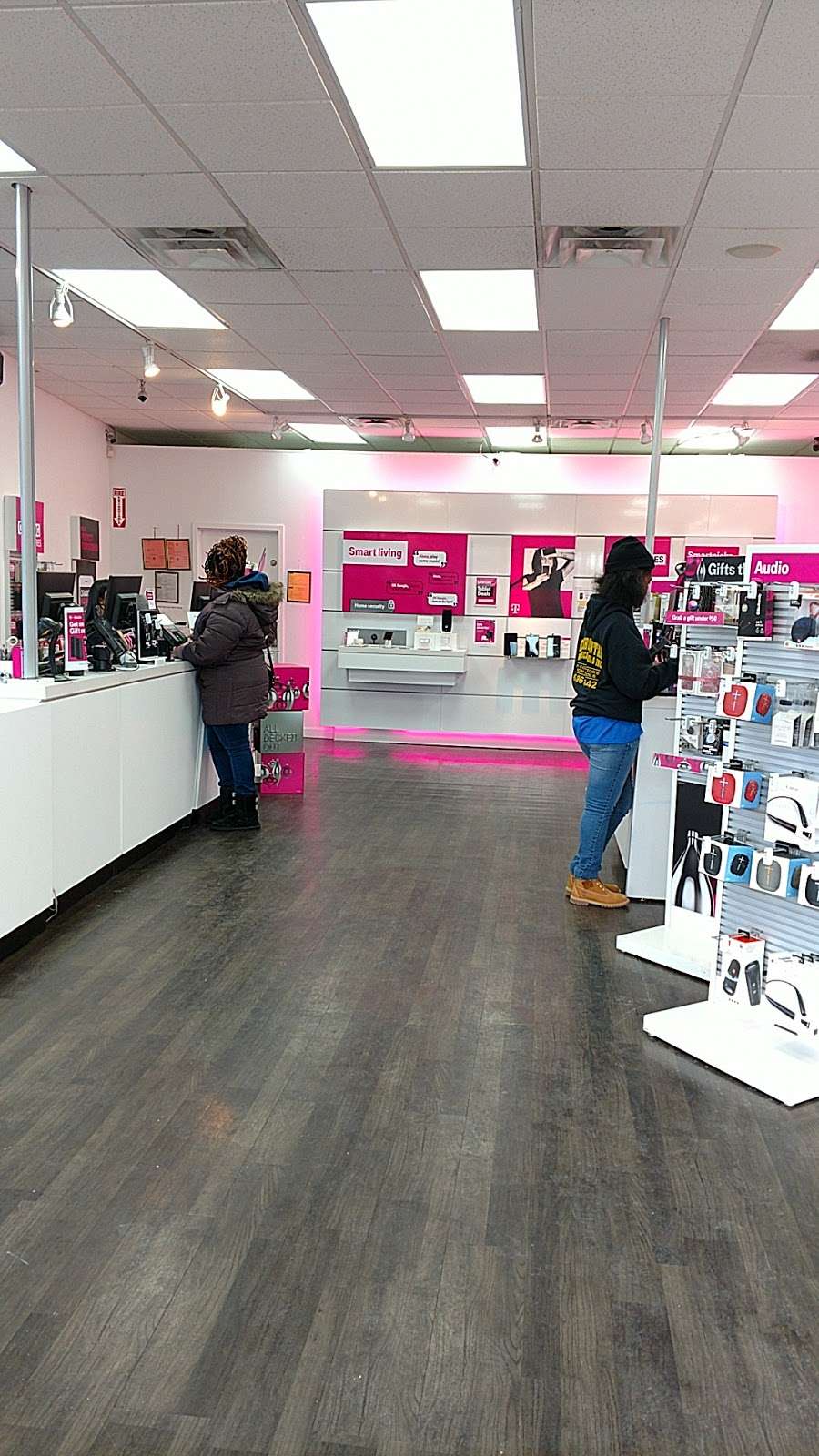 T-Mobile | 133-26 Springfield Blvd, Springfield Gardens, NY 11413, USA | Phone: (718) 712-7100