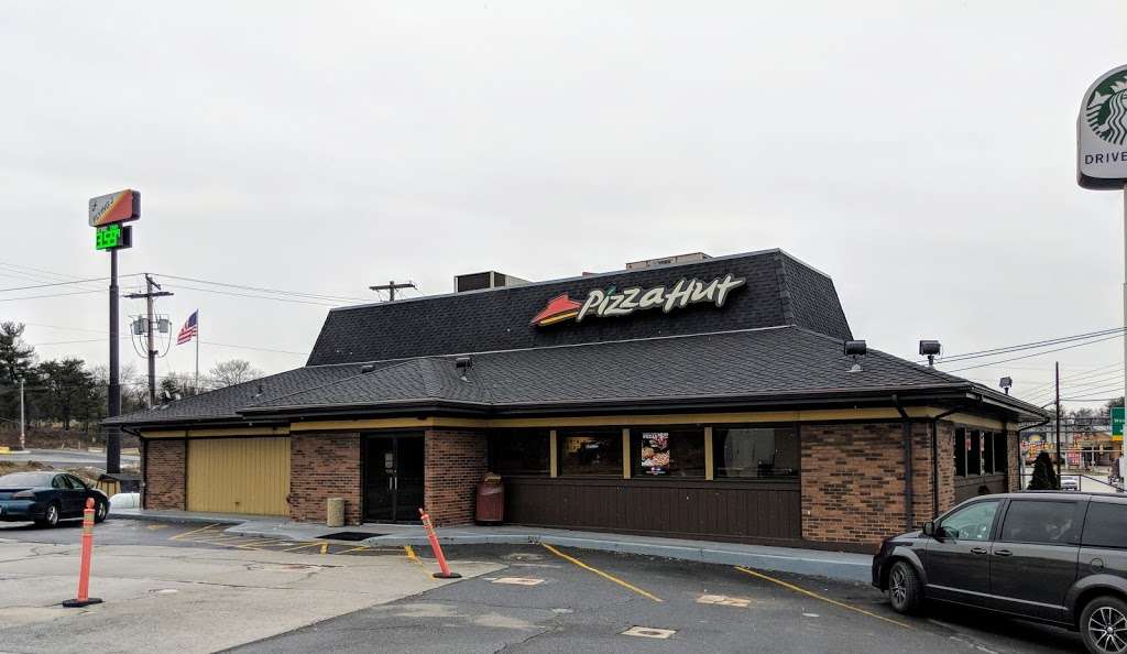 Pizza Hut | 16476 Lincoln Hwy Rte 30 PA Turnpike Exit 12, Breezewood, PA 15533, USA | Phone: (814) 735-4091