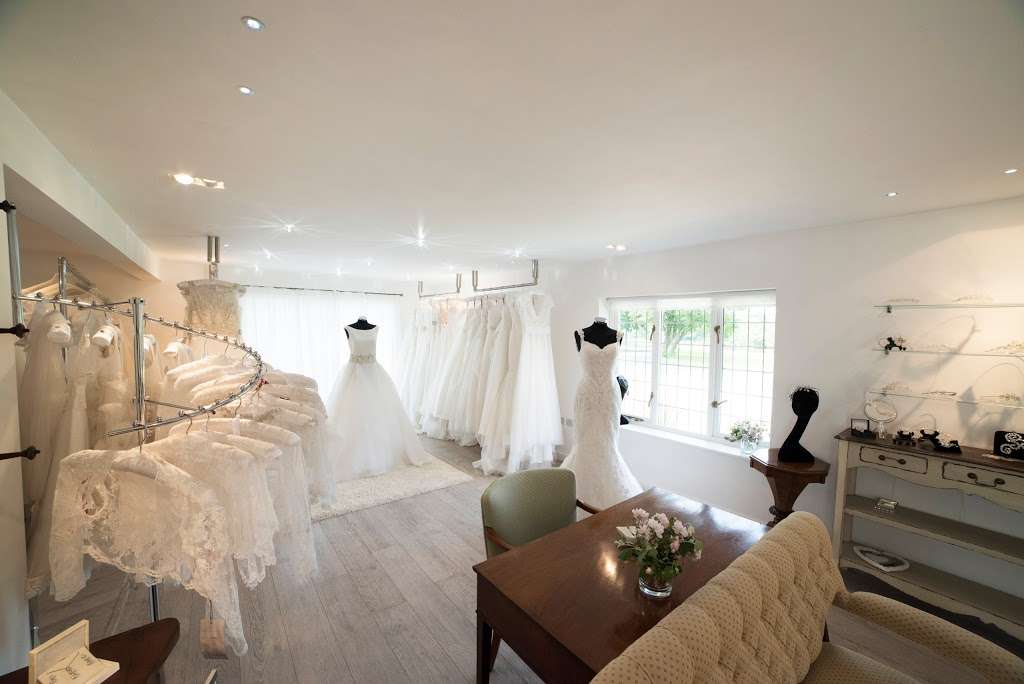 The White Wedding House | Hou Hatch, Weald Rd, Brentwood, Essex CM14 5QU, UK | Phone: 01277 280575