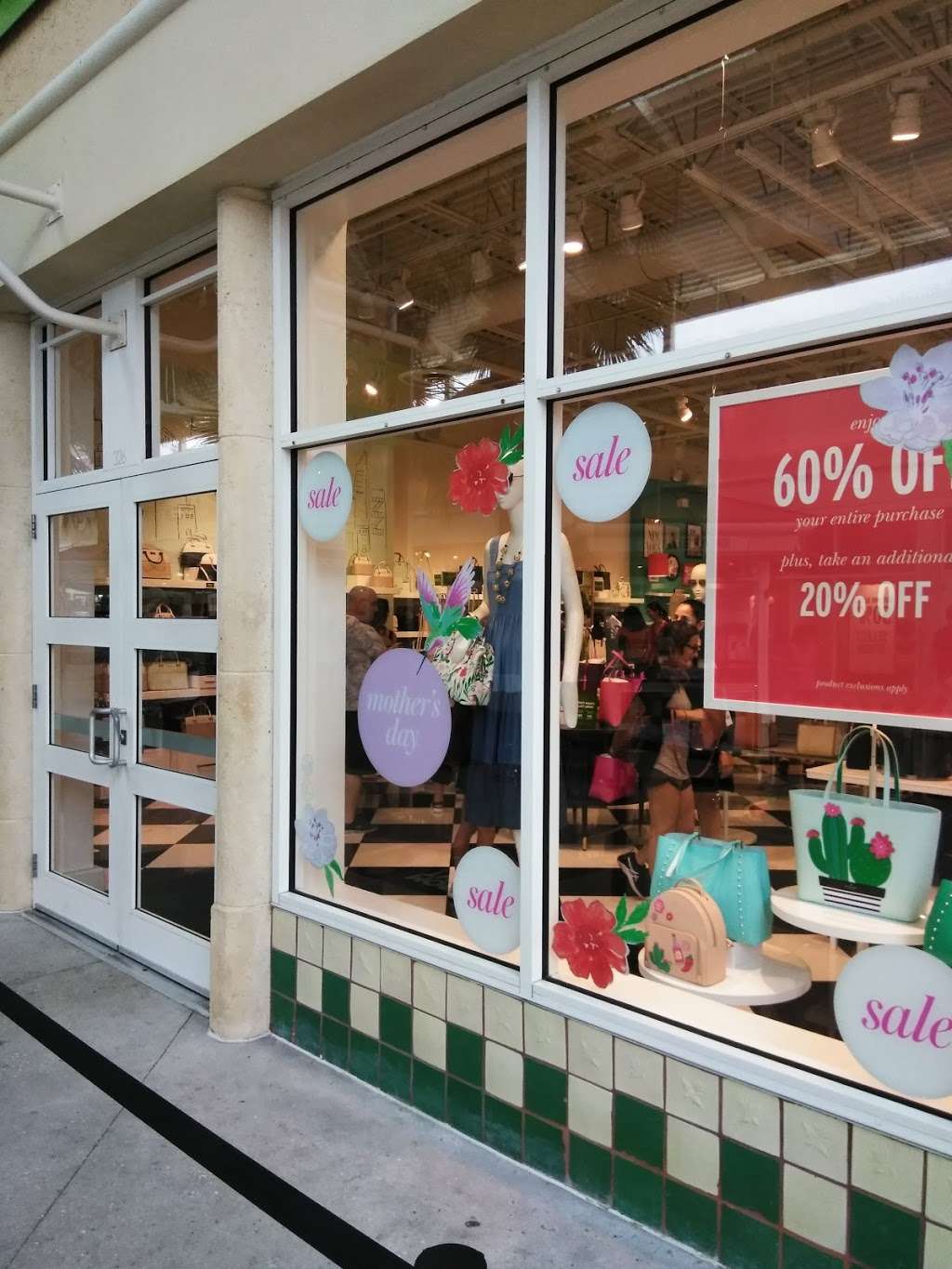 kate spade new york | 8200 Vineland Ave #326, Orlando, FL 32821, USA | Phone: (407) 238-1690