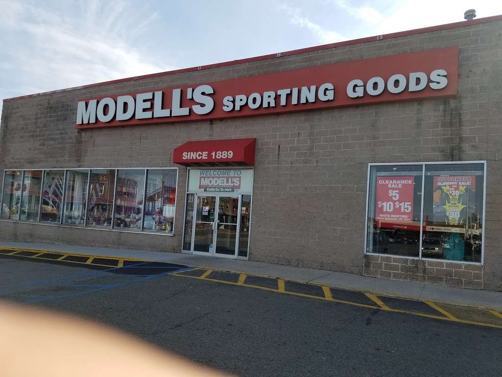 Modells Sporting Goods | 30-50 77th St, East Elmhurst, NY 11370, USA | Phone: (718) 565-1600