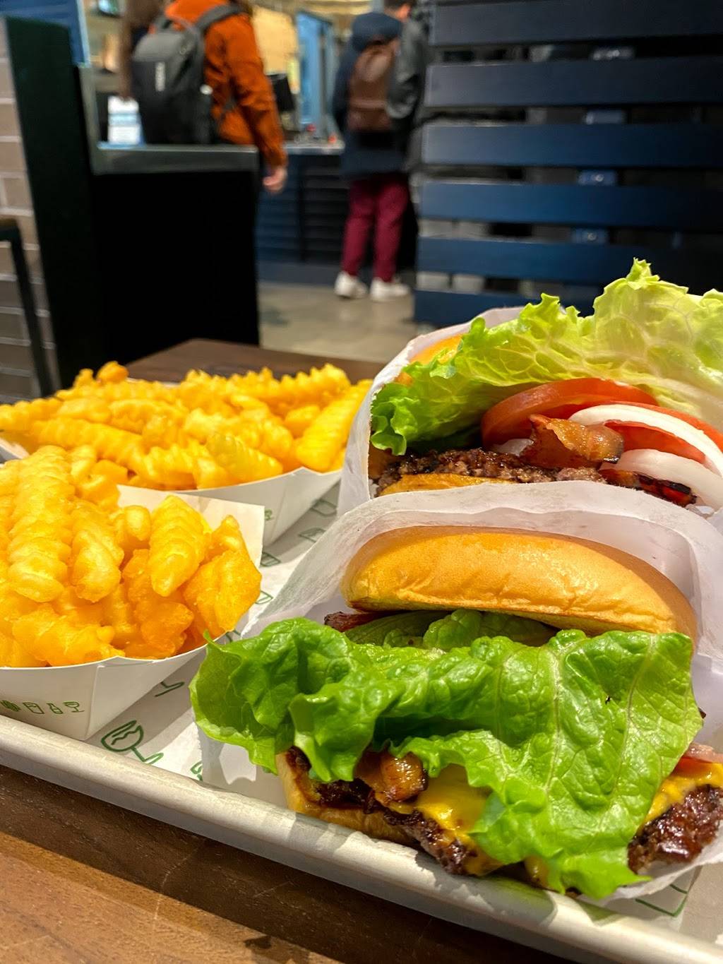 Shake Shack | 35 Richmond Terrace Space 323, Staten Island, NY 10301, USA | Phone: (929) 473-9132