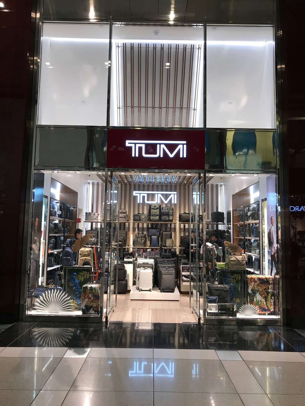 TUMI Store | 10 Columbus Cir #108, New York, NY 10019, USA | Phone: (212) 823-9390