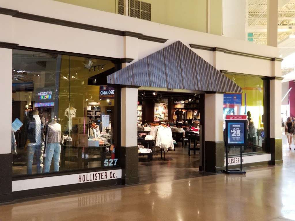 Hollister Co. Outlet | 3000 Grapevine Mills Pkwy, Grapevine, TX 76051, USA | Phone: (972) 874-2200