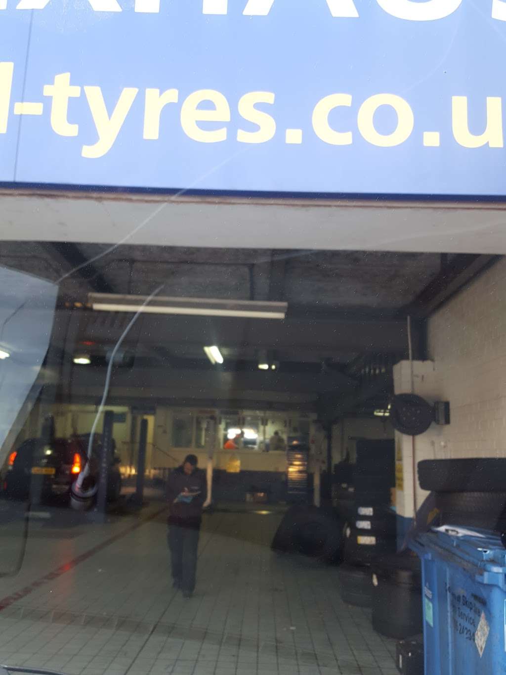 Universal Tyres Tottenham | 313 The Roundway, London N17 7AB, UK | Phone: 020 3124 1841