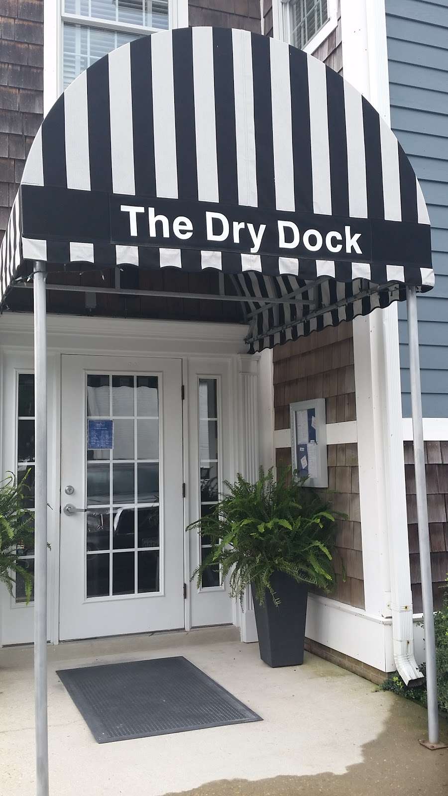 Zahnisers Dry Dock Restaurant | 251 C St, Solomons, MD 20688, USA | Phone: (410) 326-4817