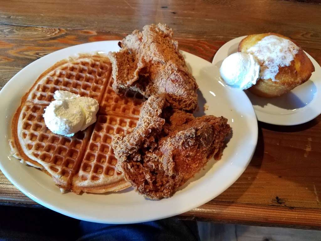 Lo-Los Chicken & Waffles | 2040 N Rainbow Blvd, Las Vegas, NV 89108, USA | Phone: (702) 483-4311