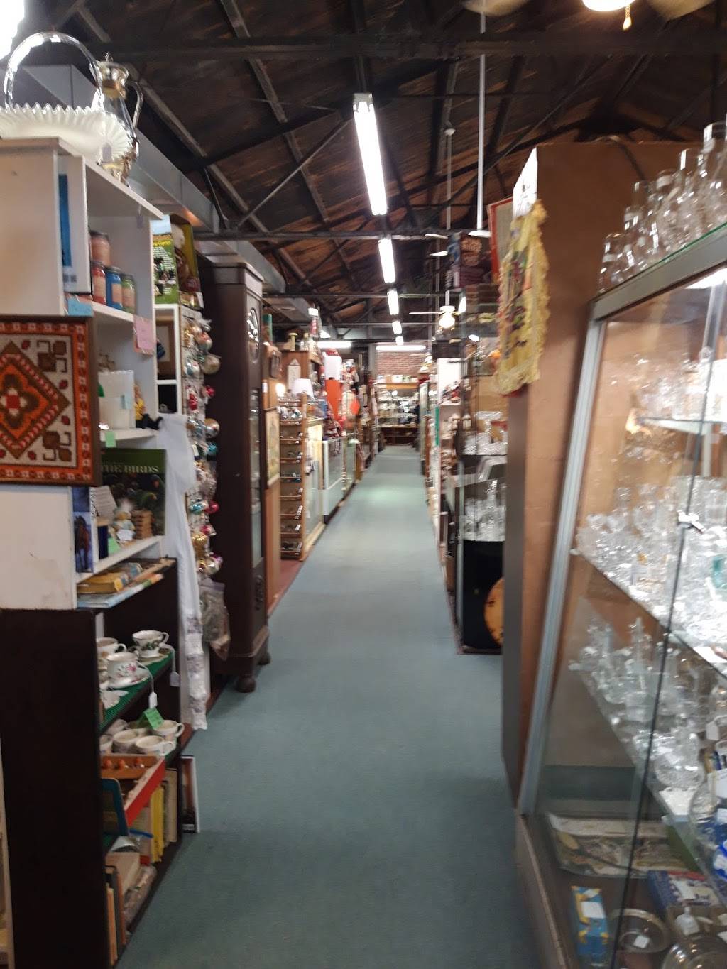 Berkeley Springs Antique Mall | 7 Fairfax St, Berkeley Springs, WV 25411, USA | Phone: (304) 258-5676