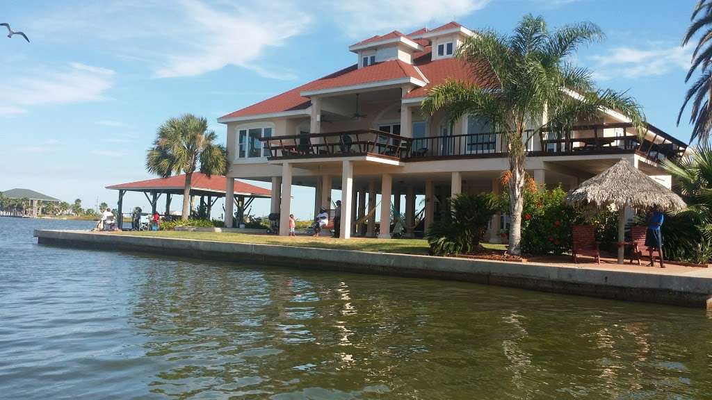 Crystal Beach Villa | 1300 N Crystal Beach Rd, Crystal Beach, TX 77650, USA | Phone: (409) 682-8579