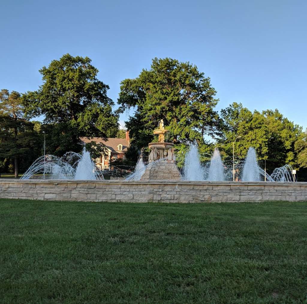 Meyer Circle Fountain | W Meyer Blvd, Kansas City, MO 64113, USA