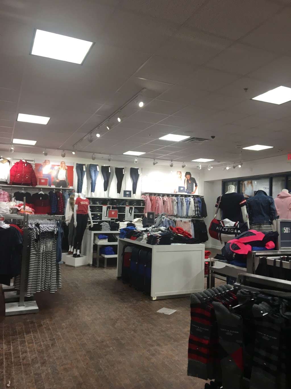 Tommy Hilfiger Store | 1 Premium Outlet Blvd, Wrentham, MA 02093, USA | Phone: (508) 384-0849